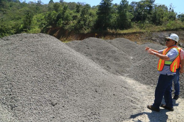 Mineros amenazados por bajos precios y altos costos
