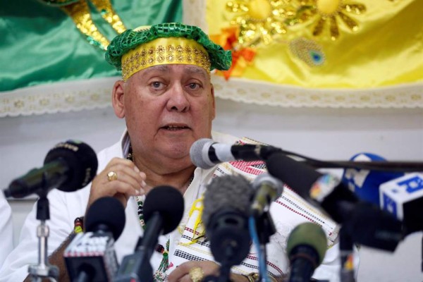 El presidente de la Asociación Cultural Yoruba de Cuba, José Manuel Pérez Andino, habla durante una rueda de prensa en la que se presenta el documento con predicciones llamado “Letra del Año 2020” este jueves, en La Habana (Cuba).