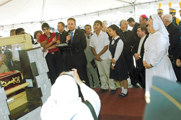 Salesianos reciben con júbilo a San Juan Bosco