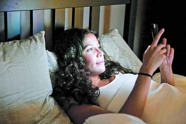 Alerta sobre la luz de los dispositivos electrónicos