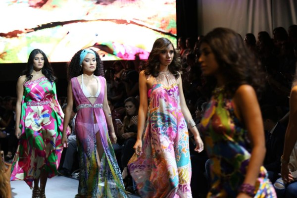 Colores y sastrería dominan la pasarela