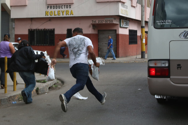 Pelea por pólvora entre vendedores y policías en Tegucigalpa
