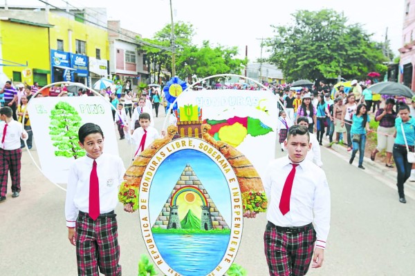 Tegucigalpa luce inundada de civismo y color