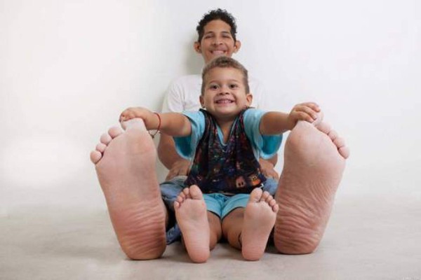Venezolano con los pies más grandes del mundo recibe zapatos donados por alemán