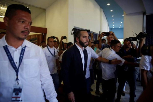 Bukele baja tensión en El Salvador y acatando resolución del Supremo