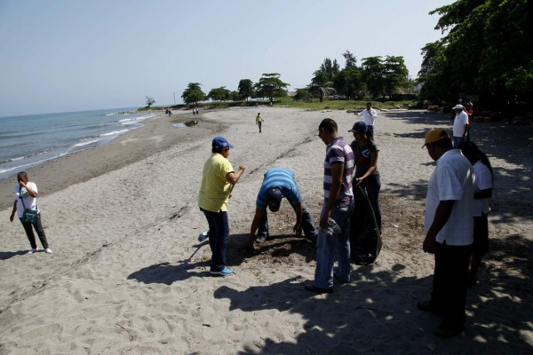 Limpian playas de La Ceiba para recibir veraneantes