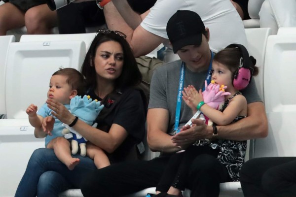 US actors Ashton Kutcher and his wife Mila Kunis attend the diving competition at the 2017 FINA World Championships in Budapest, on July 17, 2017. / AFP PHOTO / STRINGER