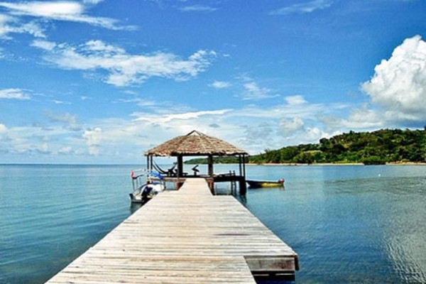 Belleza venezolana cautiva a Ricardo Arjona en Roatán