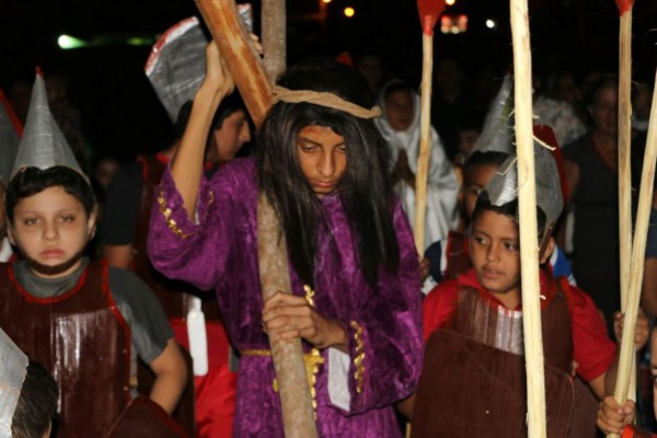 Niños reviven la crucificción de Jesús