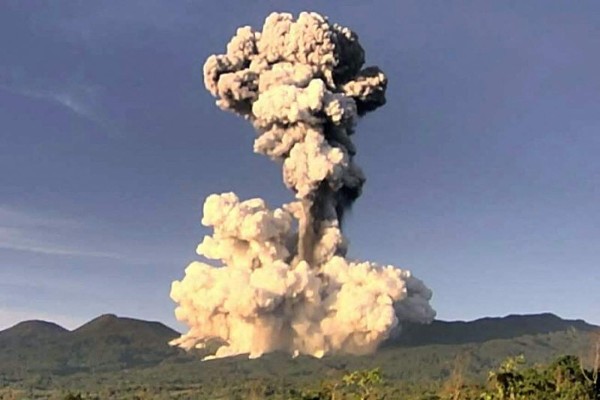 Erupción de volcán en Costa Rica genera columna de humo de 2 km de altura
