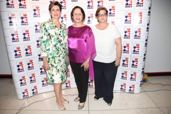 Noche para exponer el arte hecho mujer