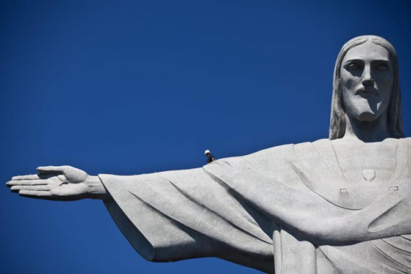 Comienzan a reparar el Cristo Redentor alcanzado por rayos