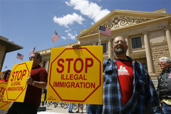 Gobernadora promulga ley antiinmigrante en Arizona