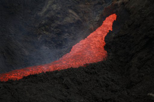 Río de lava del volcán Pacaya amenaza Guatemala
