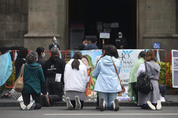 Rezan frente a la Corte de Justicia como protesta contra el aborto en México