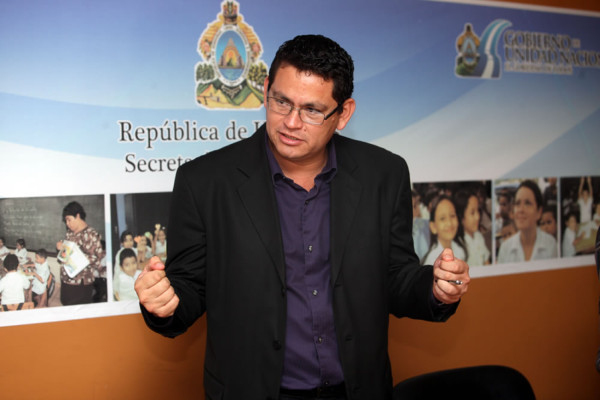 Ministro de Educación de Honduras explota en Twitter por supuestos insultos