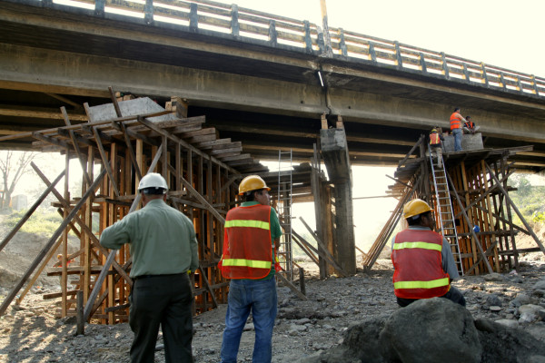 Nivelan puente Las Brisas, ahora van con los soportes