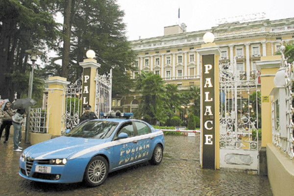 Policía Italiana le confisca aretes a Maradona