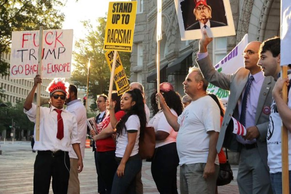 Un grupo de manifestantes protestaron contra el magnate en las afueras del hotel Trump.