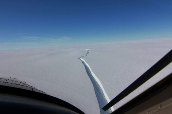 Un enorme iceberg se desprende en la Antártida cerca de una estación británica