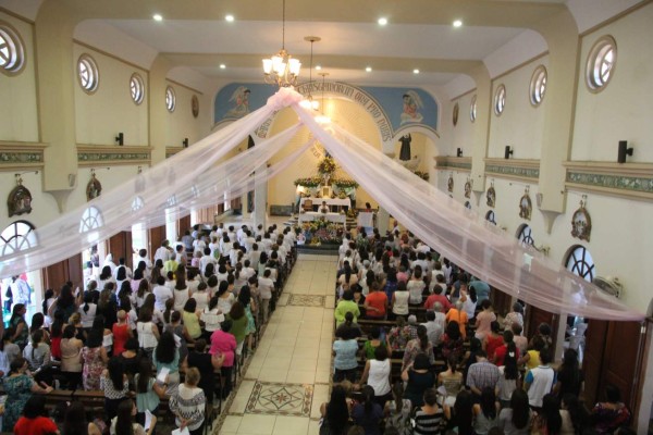Gran fiesta mariana para honrar a la Virgen
