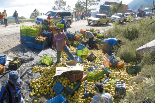 Camión cargado vuelca en carretera a Danlí
