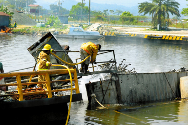 20 millones en pérdidas deja incendio en barco