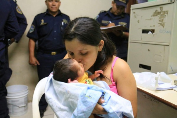 Policía recupera a recién nacida robada a su madre