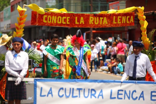 Derroche de cultura y belleza en desfiles en San Pedro Sula