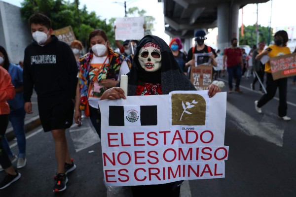 Mexicanos hacen una velación donde se accidentó el metro para exigir justicia  