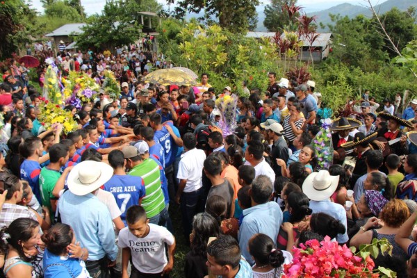 Con música de mariachis sepultan al alcalde copaneco