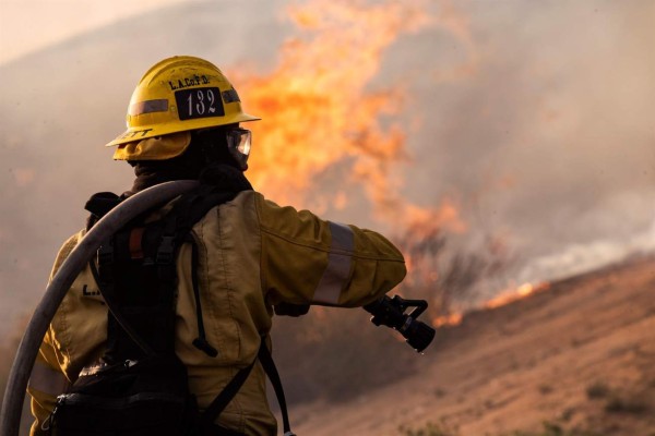 Un gran incendio en California provoca la evacuación de 8,000 personas
