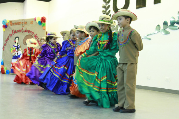 Alumnos de escuelas bilingües se lucen en Festival
