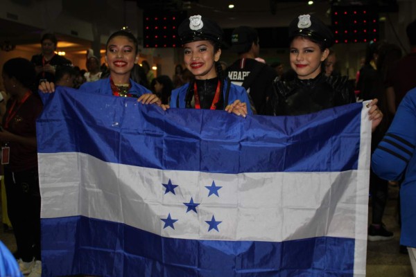 Bailarinas de Honduras triunfan en Panamá