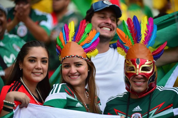 Mexicanos llegan con máscaras y disfraces al Castelao