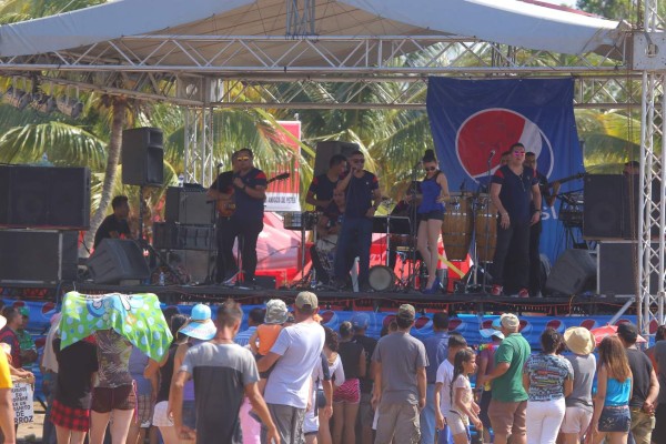 Ambiente de fiesta relaja a bañistas en Omoa y Puerto Cortés