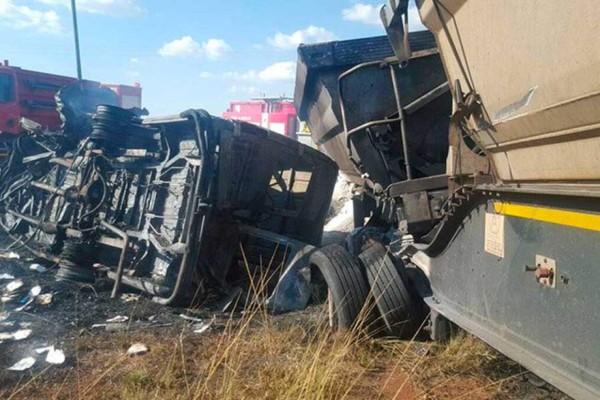 Al menos 18 muertos al chocar un autobús y un camión en Sudáfrica