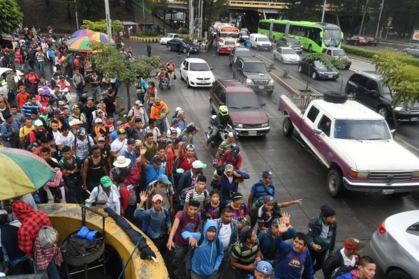 Guatemala advierte a caravana hondureña que no permitirá actos criminales