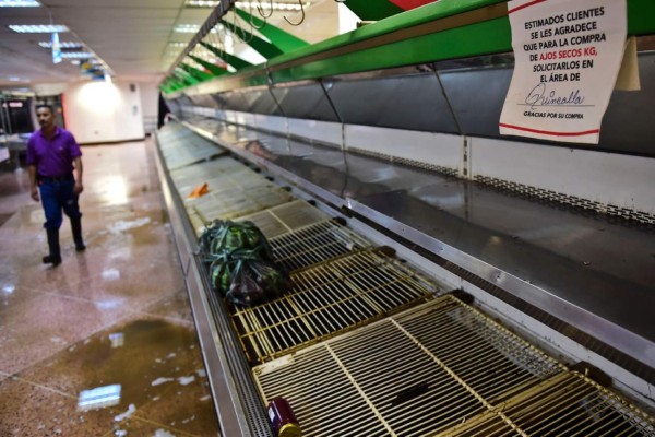 Saqueadores arrasan supermercados en protestas en Venezuela