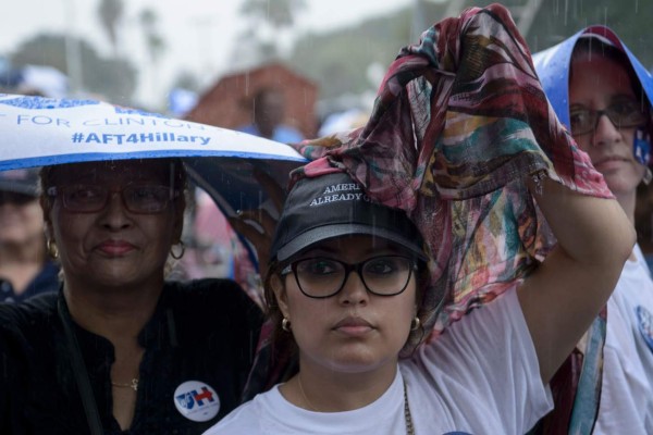 People wait for Democratic presidential nominee Hillary Clinton to speak during a rally at CB Smith Park on November 5, 2016, in Pembroke Pines, Florida / AFP PHOTO / Brendan Smialowski