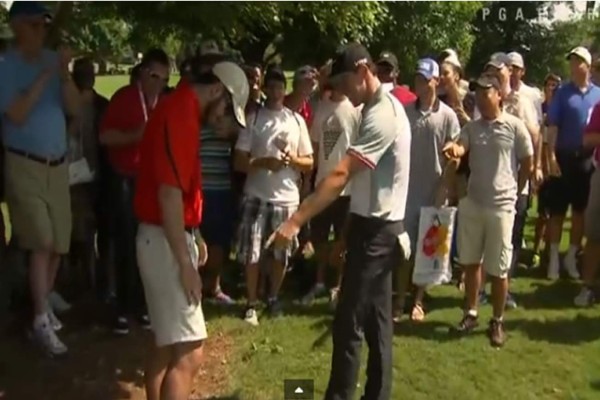 Video: Tiro de golf de Rory McIlroy cae en el bolsillo de un espectador  