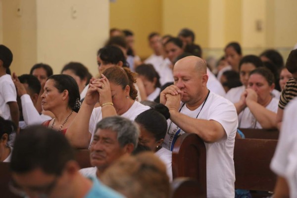 Con fervor católicos cruzan la Puerta Santa