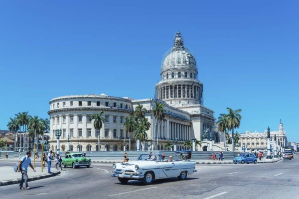 El Capitolio, la icónica cúpula que fue el edificio del Congreso, es un monumento clásico de la isla.