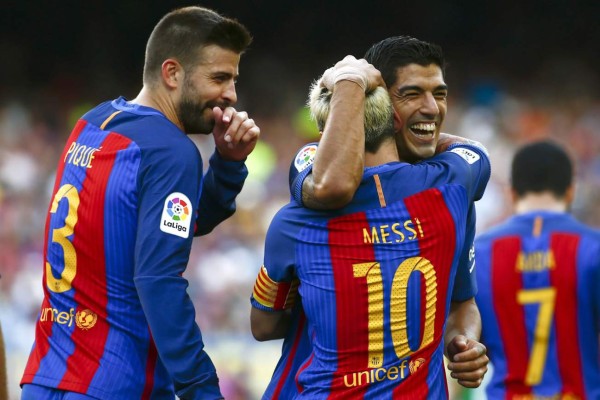 Messi y Suárez lideran abultada goleada del Barcelona en debut ante Betis