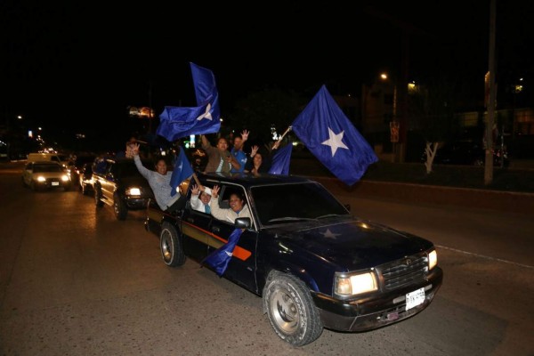 Partido Nacional realiza caravana para celebrar 'el triunfo de JOH'