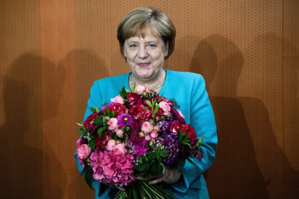 Merkel cumple 65 años apuntando a un relevo