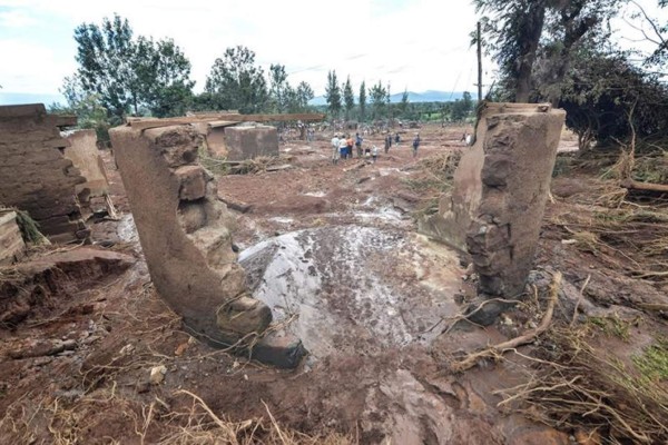 Suben a 44 los muertos al reventar una represa en Kenia, con 40 desaparecidos