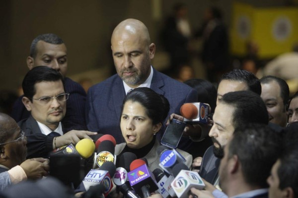 El PAC saldrá unido tras la crisis, dice diputada Mena