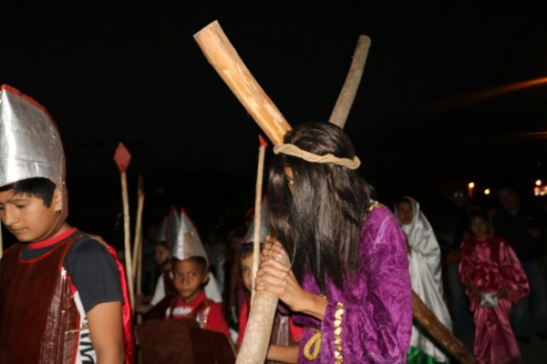 Niños reviven la crucificción de Jesús