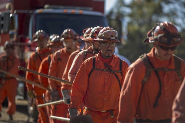 Reclusos de California combaten feroces incendios por $1 la hora  